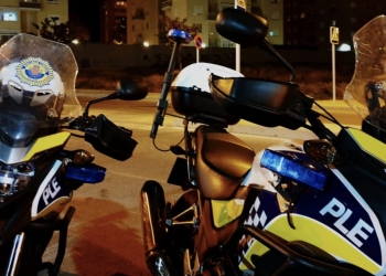 Un Policía Local de Elda fuera de servicio salva a una niña de tres años de morir ahogada