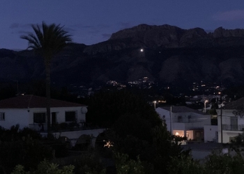 La luz de los Reyes Magos ilumina la Navidad alteana desde la Serra de Bèrnia