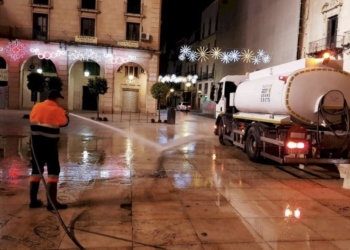 Alicante pone en marcha un dispositivo especial de limpieza viaria para Navidad