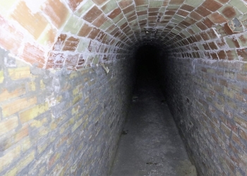 Las obras de remodelación de la Plaza de Arriba sacan a la luz uno de los refugios antiaéreos de la Guerra Civil más grandes de la comarca