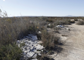 «La basura se está acumulando en las Salinas de Santa Pola»