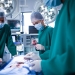 ¿Por qué las enfermeras van de blanco y los médicos de verde?