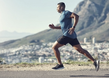 ¿Por qué movemos los brazos al correr?