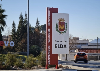 Elda continúa la renovación de la señalización vertical con la instalación de los tótems de bienvenida a la ciudad