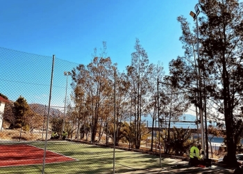 Elda instala luz artificial en la única pista de tenis de San Crispín que no contaba con ella