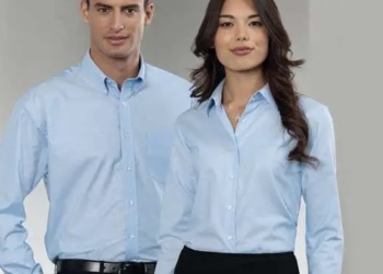 ¿Por qué los botones de las camisas de hombres y mujeres están en lados diferentes?