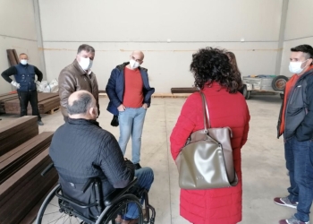 El equipo de Gobierno visita las instalaciones del Centro de Empleo Integrados para la construcción de mobiliario urbano con plástico reciclado