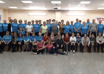 Las personas mayores de Petrer conmemoran el Día de la Paz recogiendo alimentos para Cruz Roja