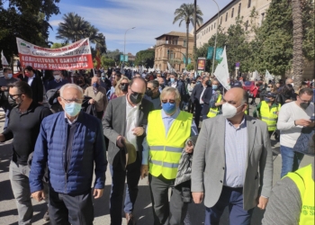 Orihuela refuerza la gran manifestación de Murcia exigiendo ‘Futuro y Respeto para el Campo’