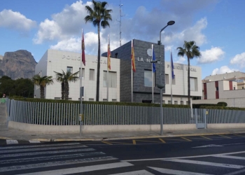 La Diputación concede un coche eléctrico a la Policía Local de La Nucía