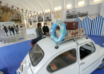 Alicante respasa la historia del turismo en una exposición