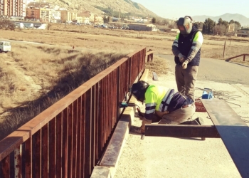 Villena termina las obras de seguridad y repintado en el puente del Camino de la Hoya