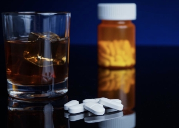 ¿Beber alcohol corta el efecto de los antibióticos?