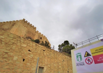 Se desprende una roca de grandes dimensiones de la ladera del Castillo-fortaleza por las lluvias