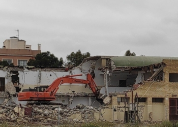 Comienzan las obras de derribo del CEIP La Paz de Torrellano