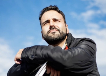 «Para ser poeta solo se necesita la voluntad de serlo y encontrar una voz propia»