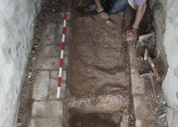 Unas obras dejan al descubierto un nuevo tramo de cimentación de la muralla medieval de Villena