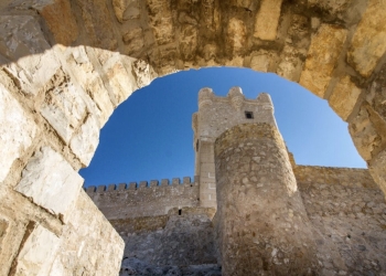 Cultura inicia la operación de limpieza y desbroce en la muralla del castillo de la Atalaya