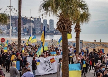Benidorm dice no a la guerra con una marcha por la paz