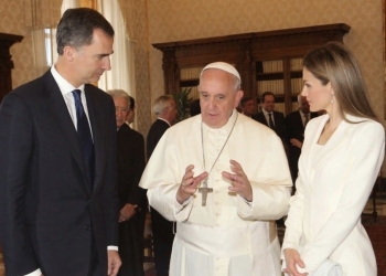 ¿Por qué las mujeres no pueden vestir de blanco frente al papa?