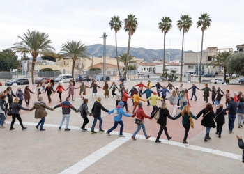 L’Alfàs celebra una concentración por la paz promovida por la asociación El Jardín de Esther