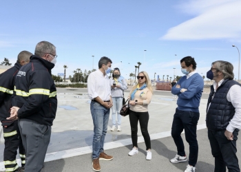 Mazón recibe en Torrevieja a los bomberos del Consorcio y a los refugiados procedentes de Ucrania