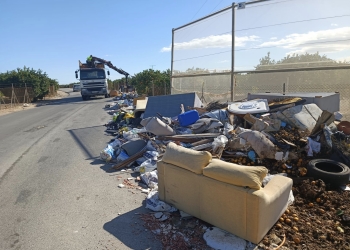 Retirada de escombros y enseres de caminos agrícolas en Orihuela