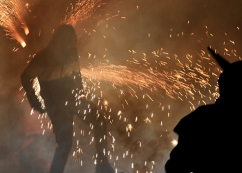 Villena recupera su tradicional Correfocs por las calles del Rabal tras las Fiestas del Medievo