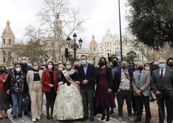 Una representación institucional ilicitana encabezada por el alcalde asiste a la mascletà de las Fallas de València