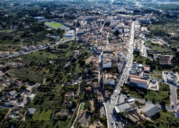 El Ayuntamiento de l’Alfàs reduce la tasa de apertura de nuevos negocios un 50% durante todo 2022