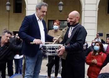Manuel Jiménez da el Toque de Honor a la Tamborrada de Semana Santa