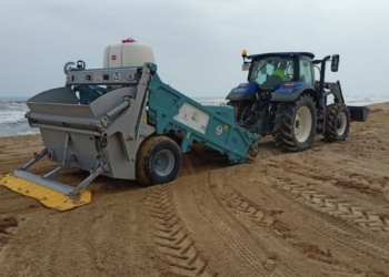 Elche realiza un plan extraordinario de limpieza para poner a punto las playas de cara a Semana Santa