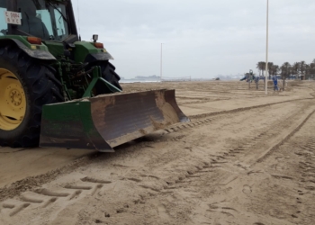 Alboraya trabaja en recuperar el excelente estado de sus playas tras los últimos temporales