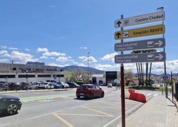 Elda inicia los trabajos de renovación de la señalización vertical de la ciudad