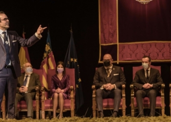 Un emotivo pregón pronunciado por el jurista Álvaro Antón inaugura la Semana Santa de Elche