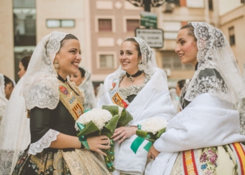 La Reina y Damas mayores de las fiestas de Elche visitan Castellón