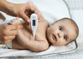 Cómo tratar la fiebre en niños y lactantes