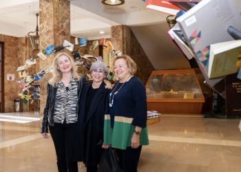 El CSIC transforma sus libros en esculturas de la artista Alicia Martín