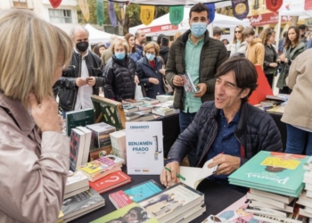 El éxito de la Fira de Sant Jordi en la Plaça de Baix avalan la iniciativa para futuras ediciones