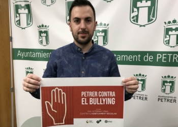 Policías, profesores y estudiantes de Secundaria se unen contra el bullying a través del fútbol