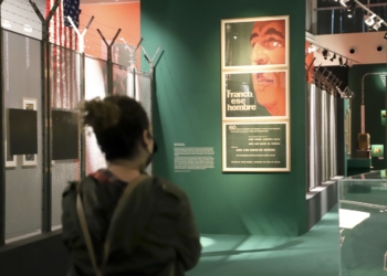 El MuVIM expone en ‘¿25 Años de Paz?’ el lavado de imagen de la dictadura franquista para legitimar el régimen