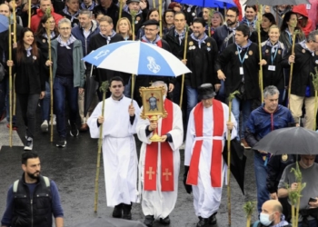 Miles de alicantinos desafían a la lluvia para participar en la Romería de la Santa Faz