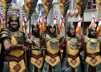 Regresa a Petrer la espectacularidad y el colorido de las fiestas de Moros y Cristianos