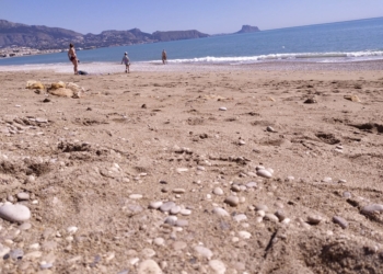 La playa del Racó de l’Albir se transforma al perder sus cantos rodados