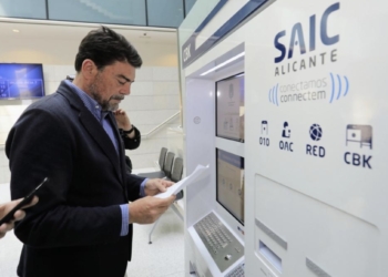 Barcala presenta el primer ciberkiosco de Alicante para agilizar la gestión