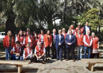 Cruz Roja rinde homenaje a dos de sus socios con el bautizo de dos palmeras en su sede
