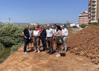 La diputada de Movilidad Sostenible visita las obras de la vía ciclopeatonal y la mota del río Vaca en Tavernes de la Valldigna