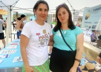 Ainhoa Leal (a la derecha) con Rosa Giménez, secretaria de la asociación