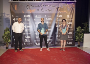 José Manuel Penalva, alcalde de Crevillent, junto a dos de los premiados en la anterior edición del certamen.