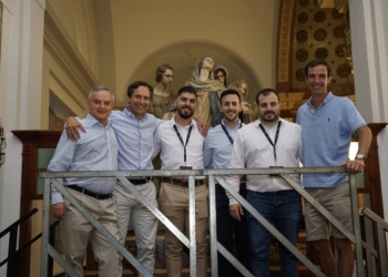 Los artífices del documental con los bisnietos de Juana de Oteyza frente al grupo de Las Tres Marías | Fernando Moreno